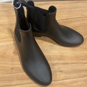 Sam Edelman black Chelsea style rain booties size 7